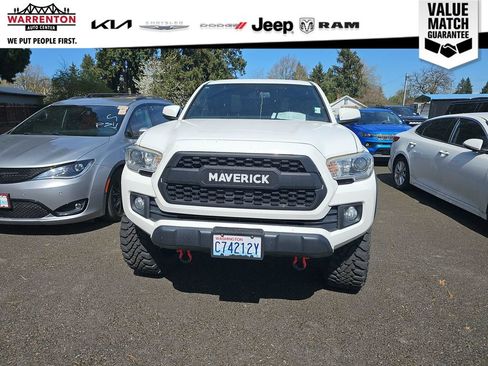 Used 2017 Toyota Tacoma TRD Off-Road w/ Premium & Technology Package AWD/4WD image 10