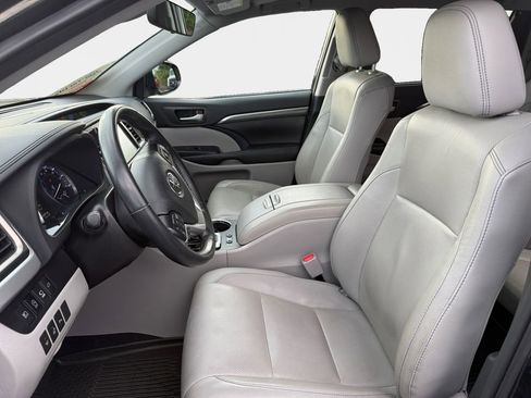 Used 2019 Toyota Highlander Limited Platinum image 12