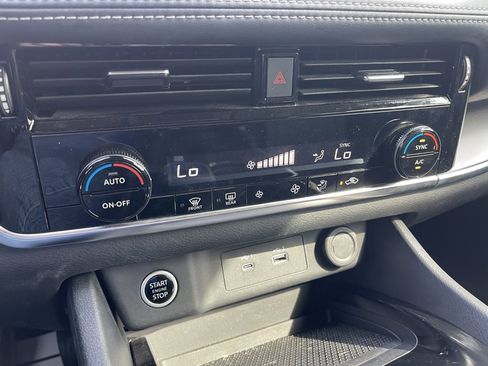 Used 2023 Nissan Rogue SV image 14