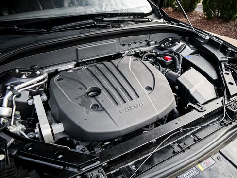 Used 2025 Volvo XC60 B5 Plus image 34