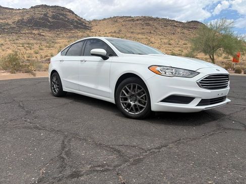 Used 2018 Ford Fusion SE w/ Fusion SE Technology Package FWD image 3