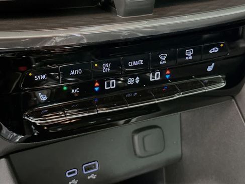 Used 2024 Buick Encore GX Avenir w/ Avenir Technology Package FWD image 17