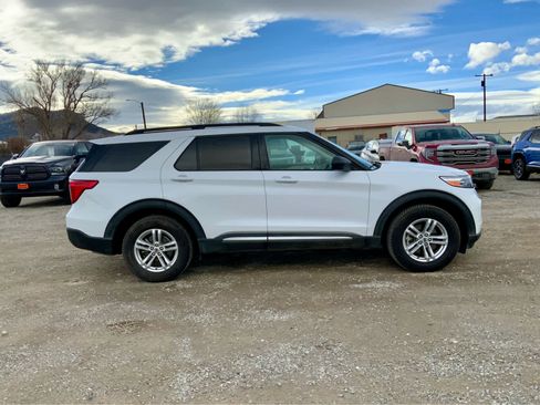 Used 2022 Ford Explorer XLT AWD/4WD image 6