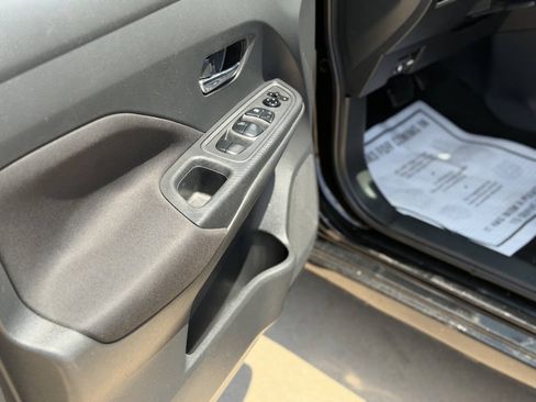 Used 2021 Nissan Versa SV FWD image 8