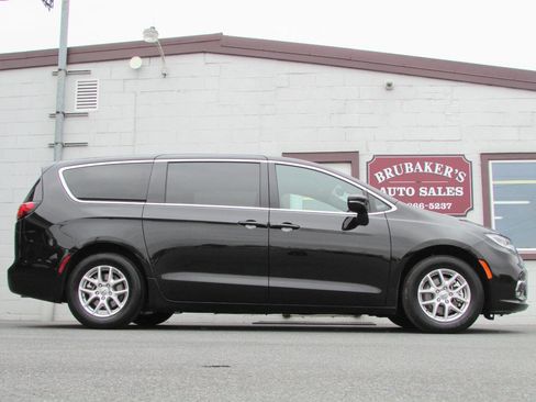Used 2025 Chrysler Pacifica Select FWD image 11