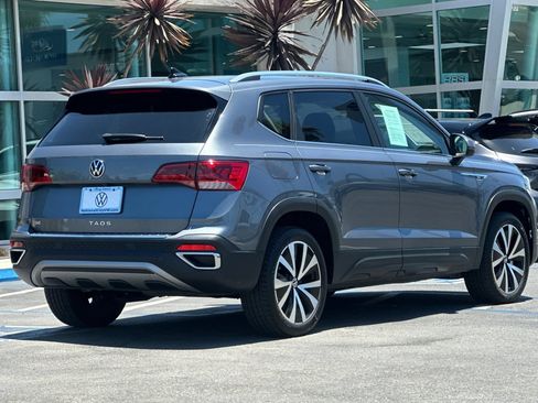 Used 2023 Volkswagen Taos SE w/ Panoramic Sunroof Package FWD image 4