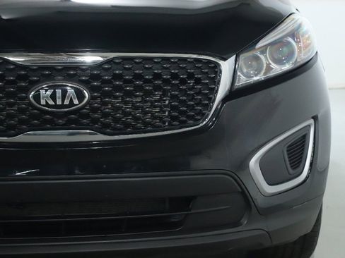 Used 2018 Kia Sorento LX image 8