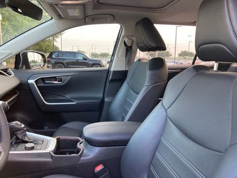 Used 2022 Toyota RAV4 Limited image 9