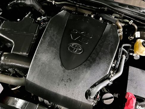 Used 2018 Toyota Tacoma TRD Sport w/ Technology Package image 32