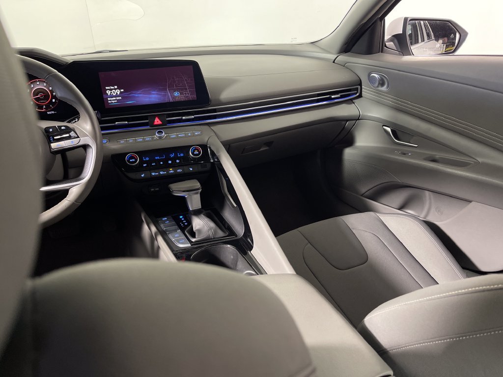 Certified 2025 Hyundai Elantra SEL FWD image 18