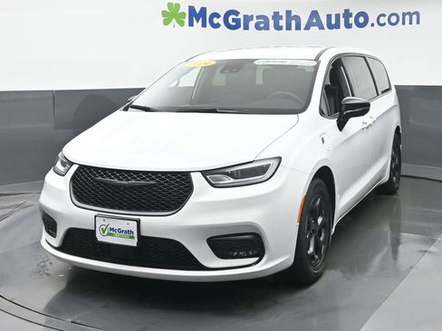 Used 2024 Chrysler Pacifica Select image 17