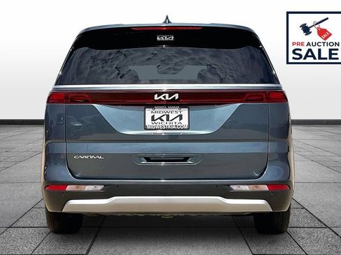Used 2024 Kia Carnival EX FWD image 4
