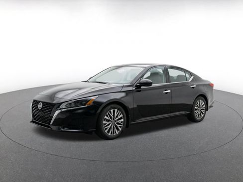 Used 2025 Nissan Altima 2.5 SV FWD image 3