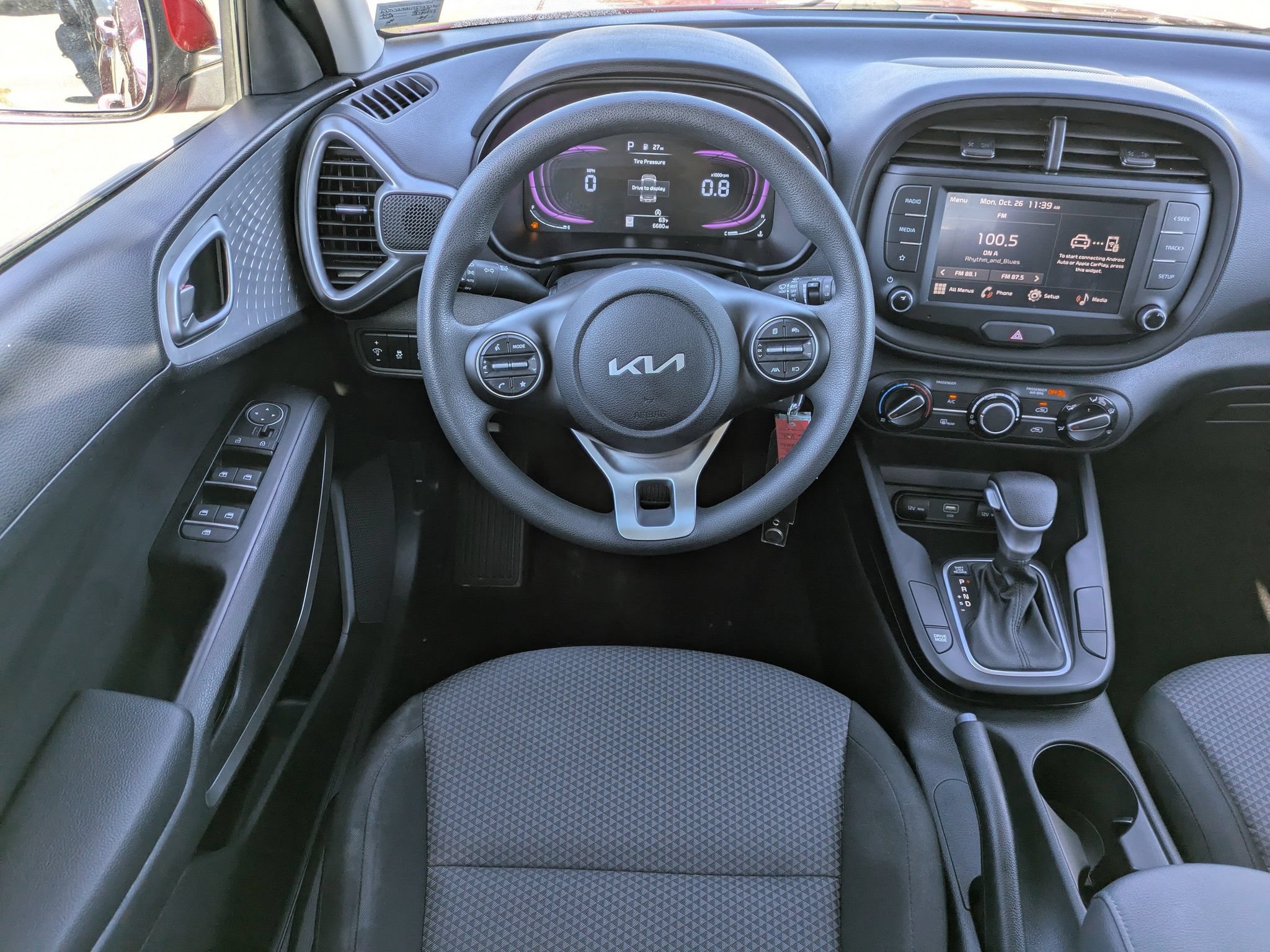 Used 2025 Kia Soul LX w/ LX Technology Package FWD image 17