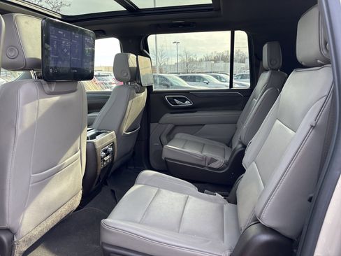 Used 2021 GMC Yukon XL SLT w/ SLT Premium Package image 14
