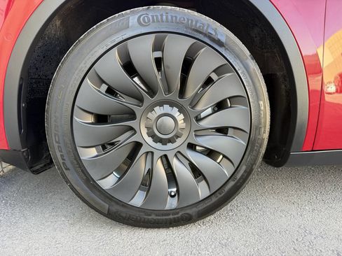 Used 2022 Tesla Model Y Long Range image 34