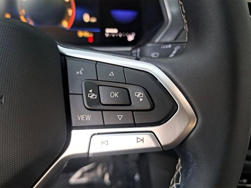 Certified 2022 Volkswagen Tiguan SE w/ Panoramic Sunroof Package image 18