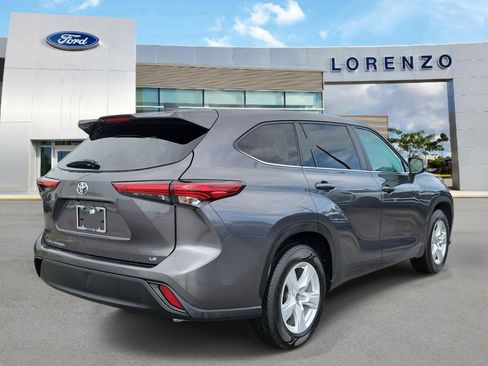 Used 2023 Toyota Highlander LE FWD image 5