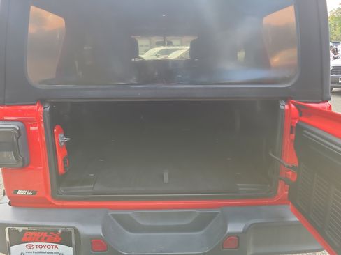 Used 2018 Jeep Wrangler Unlimited Sahara image 31