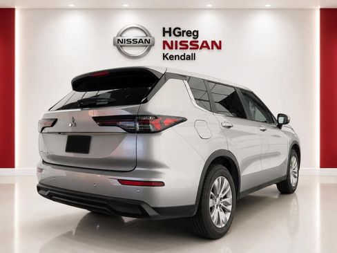Used 2025 Mitsubishi Outlander ES FWD image 4