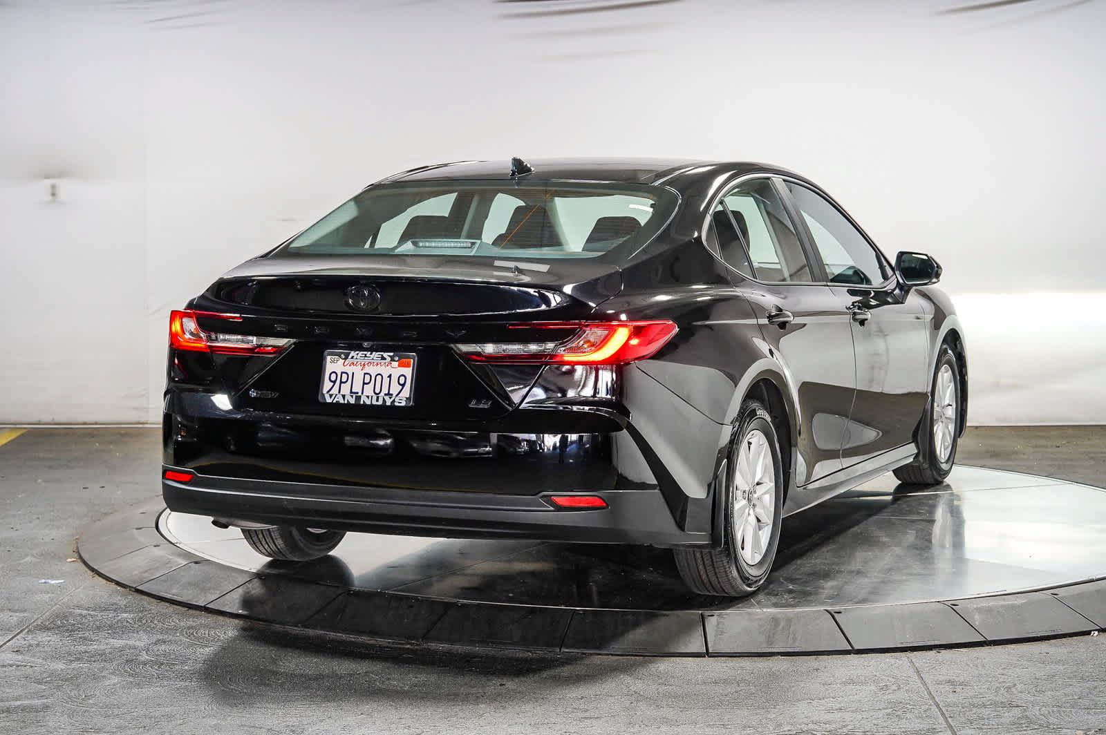 Used 2025 Toyota Camry LE w/ Convenience Package FWD image 4