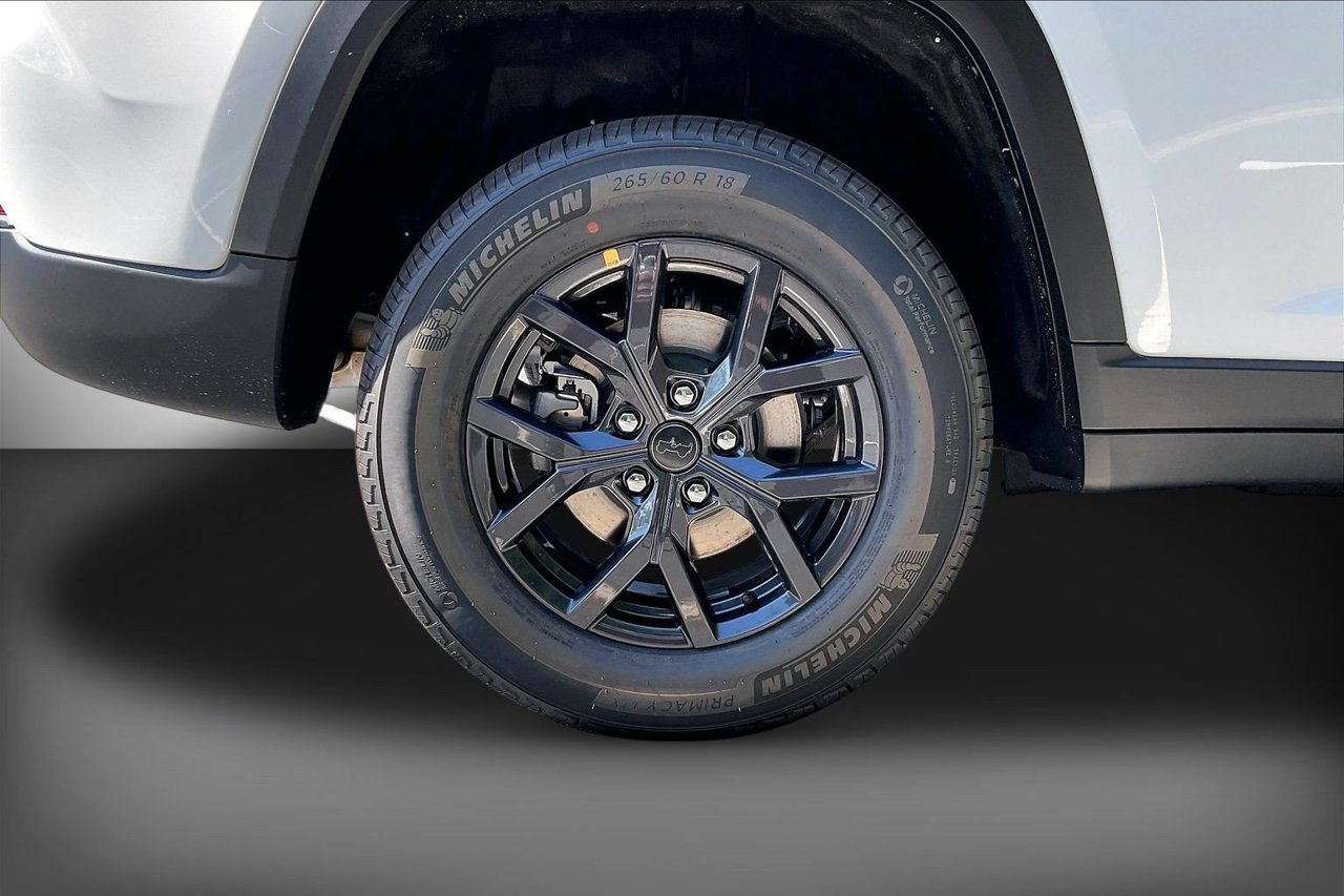 New 2027 Jeep Grand Cherokee Altitude RWD image 34
