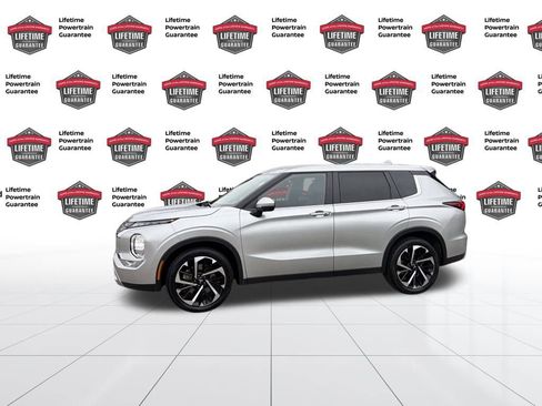 Used 2024 Mitsubishi Outlander SE image 2