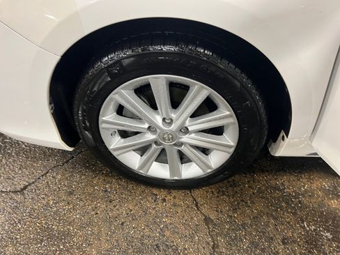 Used 2012 Toyota Camry XLE w/ Leather Pkg image 31