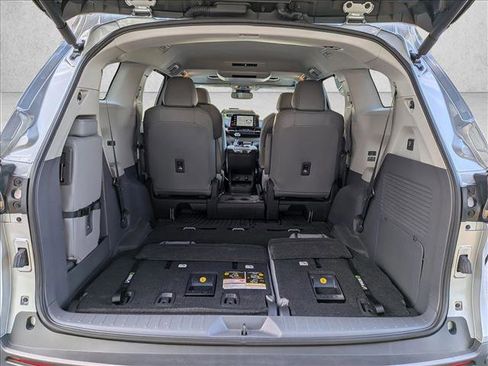 Used 2022 Toyota Sienna XLE image 6