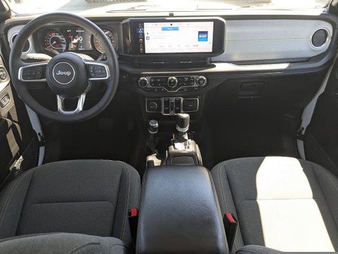 Used 2025 Jeep Wrangler Unlimited Sahara AWD/4WD image 15