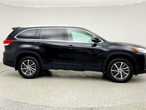 Used 2018 Toyota Highlander XLE AWD/4WD image 4