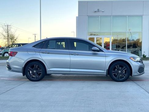 Certified 2023 Volkswagen Jetta SE w/ Panoramic Sunroof Package image 7