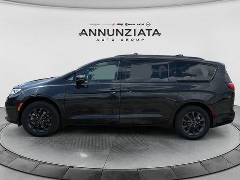 Used 2021 Chrysler Pacifica Touring-L w/ Premium & Safety Sphere Group AWD/4WD image 2