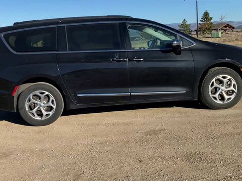 Certified 2023 Chrysler Pacifica Limited image 9