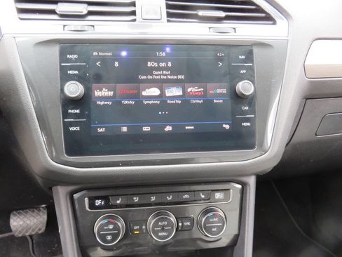 Used 2018 Volkswagen Tiguan SEL AWD/4WD image 19