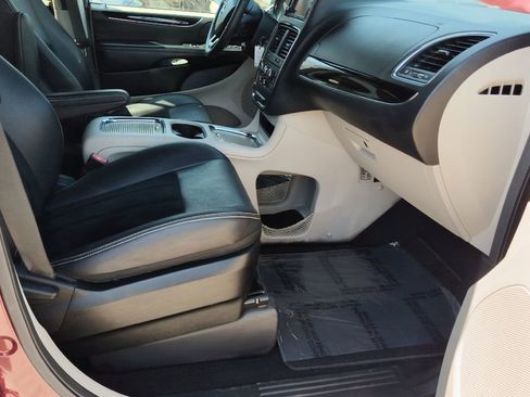 Used 2019 Dodge Grand Caravan SXT image 13