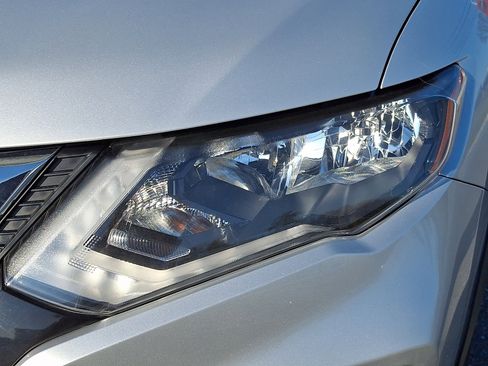 Used 2020 Nissan Rogue SV image 10