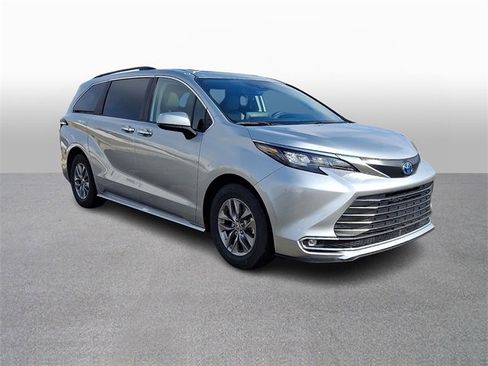 Used 2024 Toyota Sienna XLE image 3
