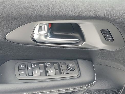 New 2026 Chrysler Pacifica Select image 16