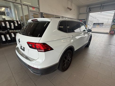Used 2022 Volkswagen Tiguan SE w/ Panoramic Sunroof Package FWD image 5