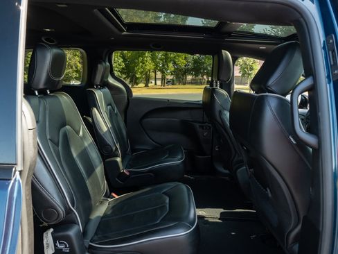 Used 2025 Chrysler Pacifica Limited FWD image 18