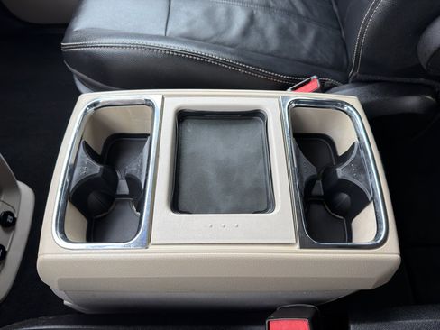 Used 2014 Chrysler Town & Country Touring image 29