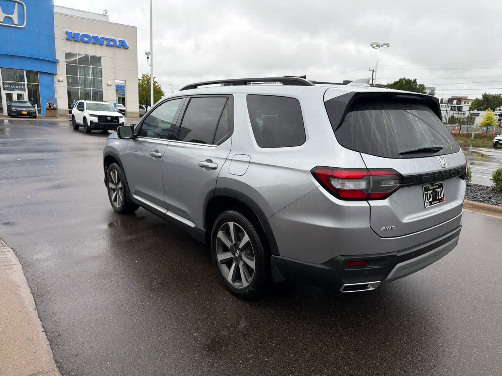 Used 2024 Honda Pilot Touring image 6