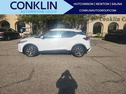 Used 2021 Nissan Kicks SV FWD image 1