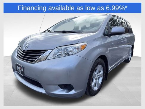 Used 2014 Toyota Sienna LE image 1