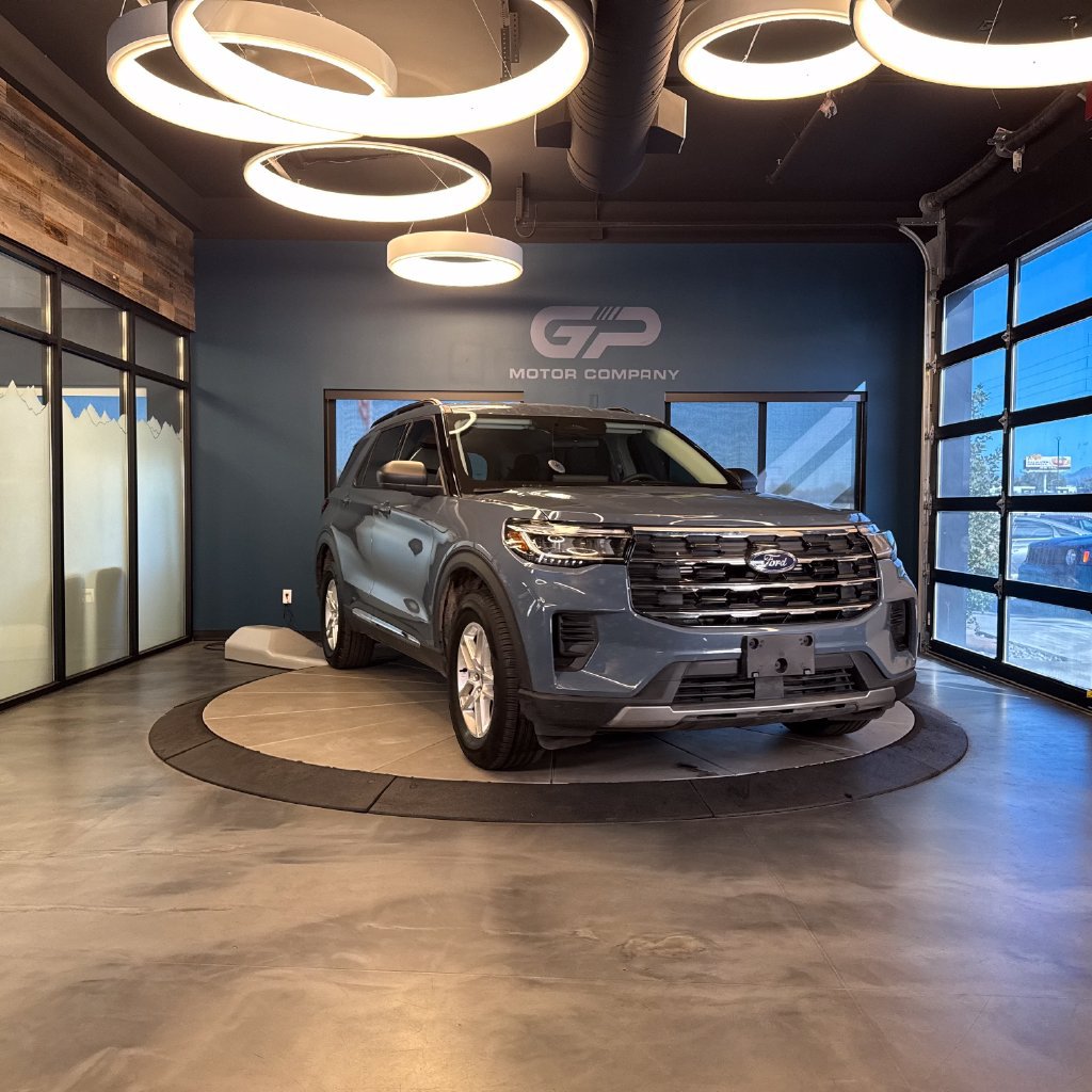 Used 2025 Ford Explorer Active AWD/4WD image 1