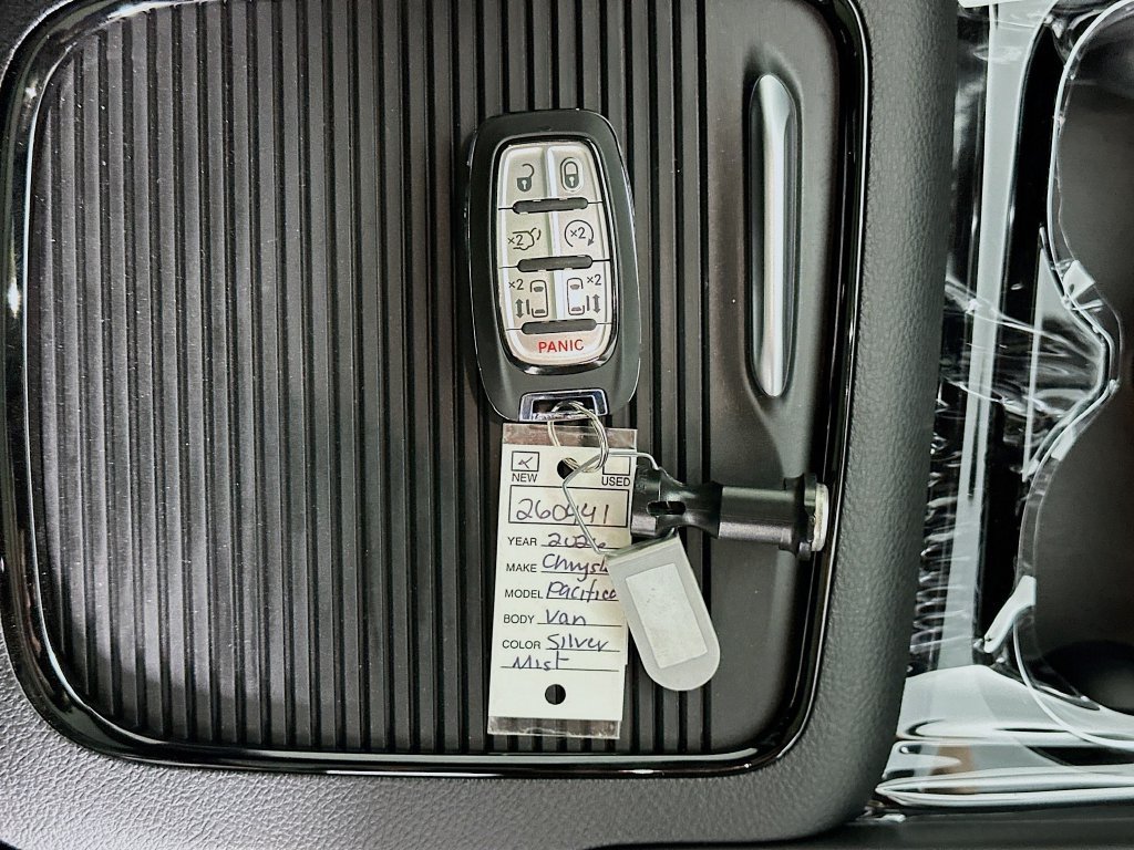 New 2026 Chrysler Pacifica Limited w/ Uconnect Theater Family Group FWD image 20
