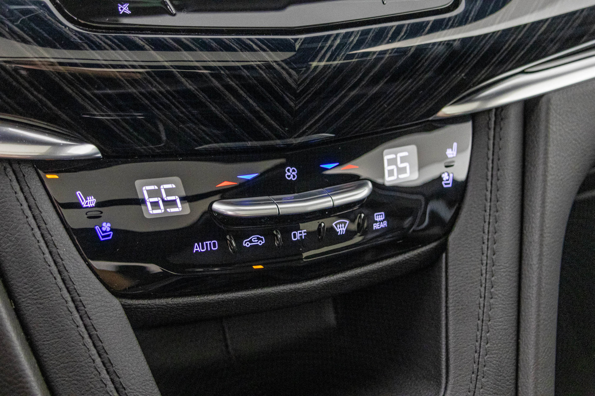 Used 2025 Cadillac XT6 Premium Luxury AWD/4WD image 29
