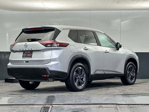 Used 2025 Nissan Rogue SV image 3