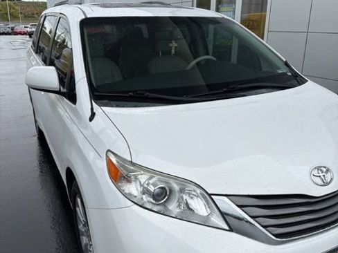 Used 2013 Toyota Sienna XLE w/ Entertainment Pkg image 8